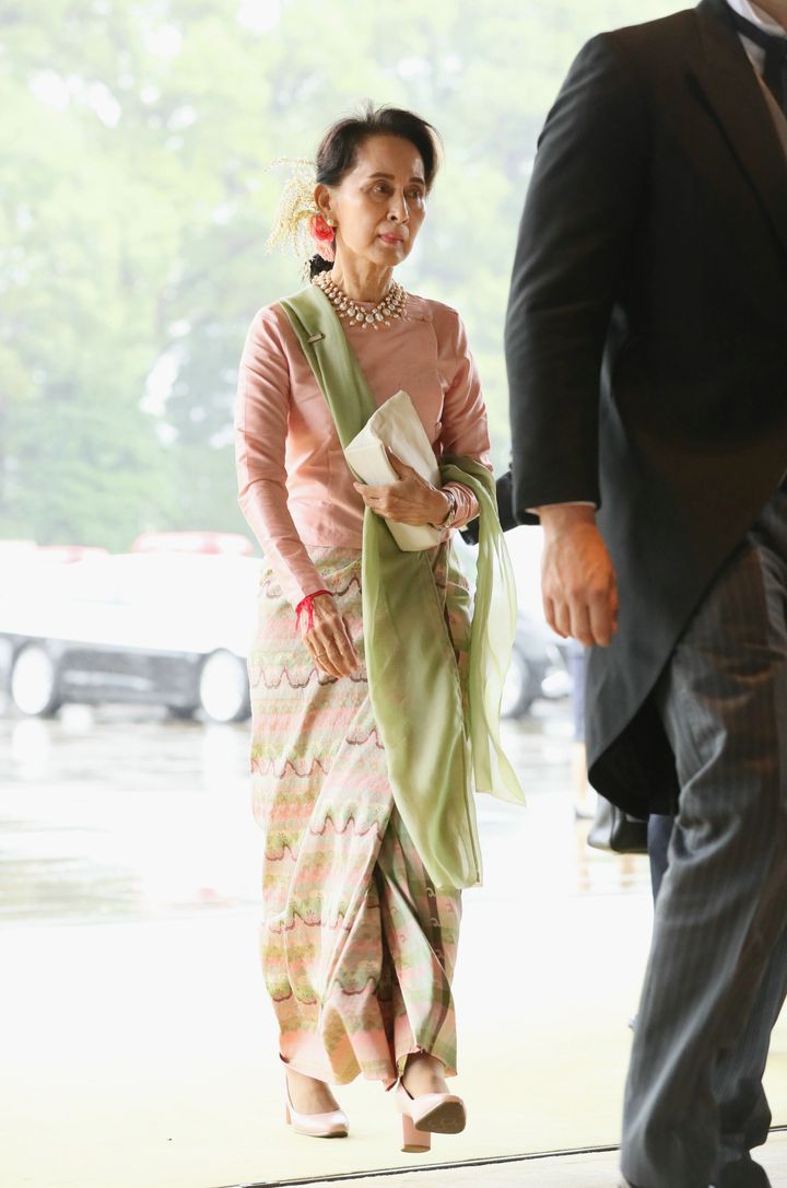 即位礼正殿の儀に参列するため、宮殿に入るミャンマーのアウン・サン・スー・チー国家顧問＝10月22日午後、皇居 