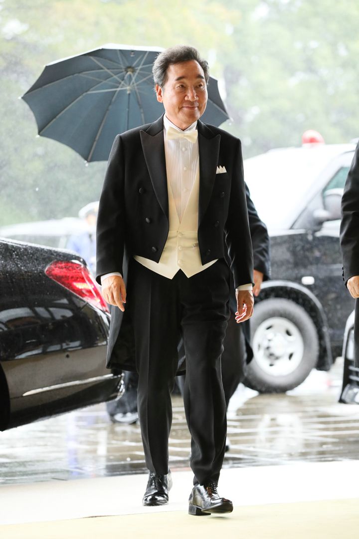 即位礼正殿の儀に参列するため、宮殿に入る韓国の李洛淵首相＝２２日午後、皇居