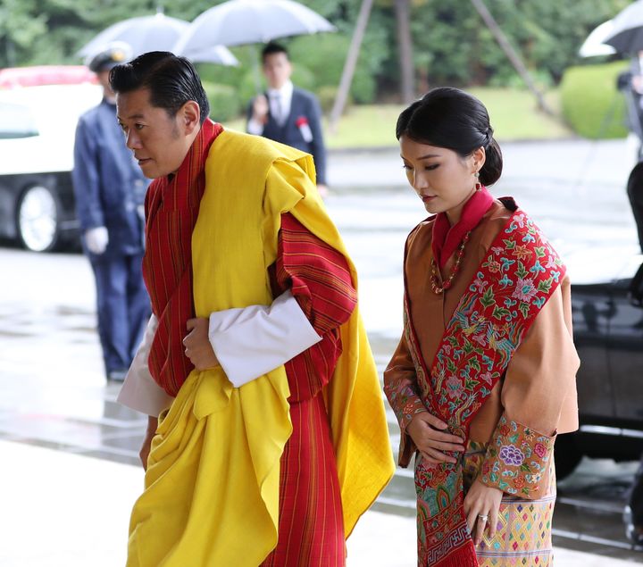 即位礼正殿の儀に参列するため、宮殿に入るブータンのワンチュク国王夫妻＝10月22日、皇居・宮殿 