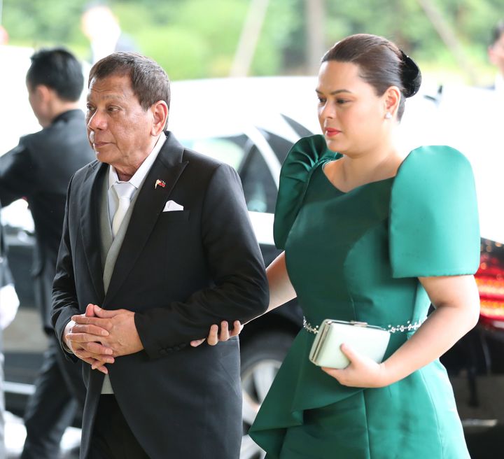 即位礼正殿の儀に参列するため、宮殿に入るフィリピンのロドリゴ・ドゥテルテ大統領（左）＝10月22日、皇居