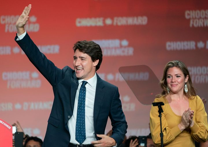 Le chef libéral Justin Trudeau et sa femme Sophie Grégoire Trudeau arrivant sur scène.