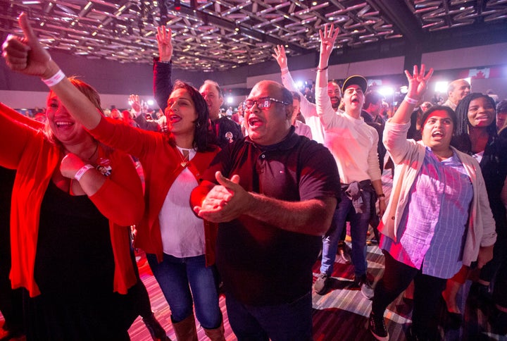 Des partisans libéraux réagissent à la prédiction d'un gouvernement libéral minoritaire, au Palais des congrès de Montréal.