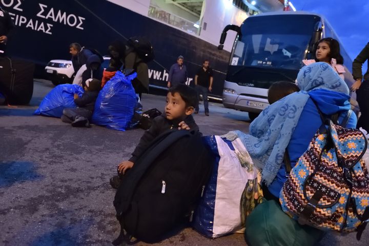 Αιτούντες άσυλο από τη Λέσβο κατά τη διάρκεια μεταφοράς τους στον Πειραιά στις 7 Οκτωβρίου 2019.