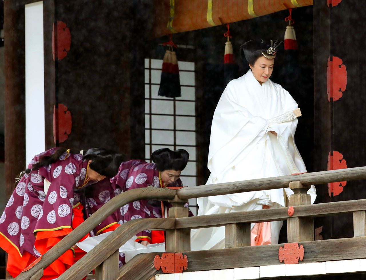 Η αυτοκράτειρα Μασάκο αποχωρεί από το Κασικοντοκόρο, έναν ναό σίντο στον οποίο προσευχήθηκε πριν την ενθρόνιση