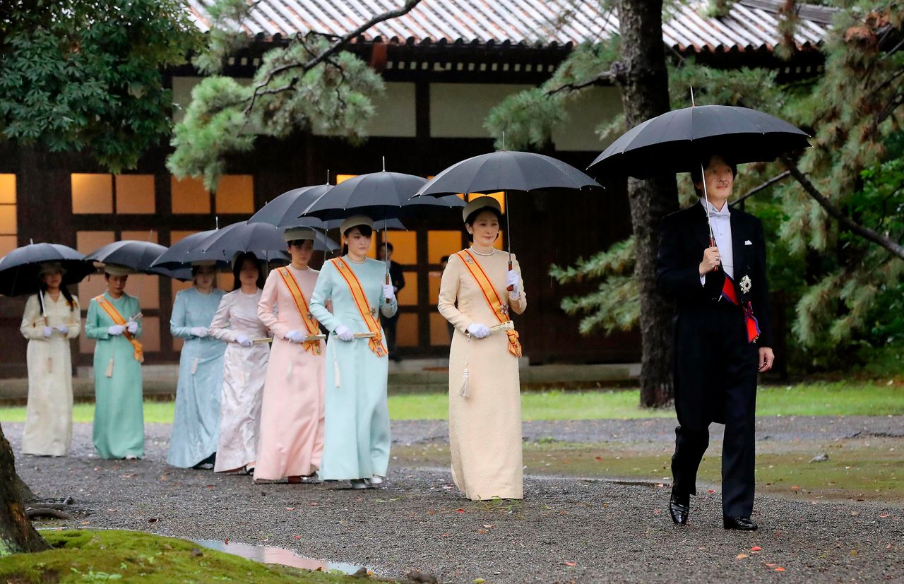 O πρίγκιπας Ακισίνο και η πριγκίπισσα Κίκο μαζί άλλα μέλη της οικογένειας 