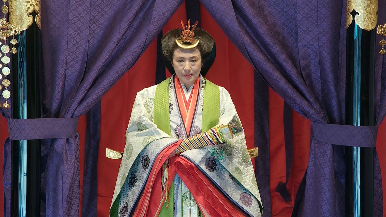 Η αυτοκράτειρα της Ιαπωνίας, Μασάκο στέκεται δίπλα στον αυτοκράτορα σύζυγός της κατά την τελετή ενθρόνισης, στην περίφημη «August Seat»