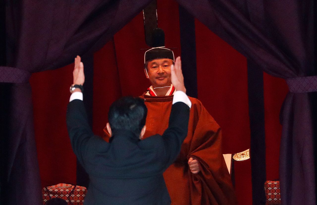 Ο πρωθυπουργός της Ιαπωνίας, Σίντσο Άμπε υψώνει τα χέρια του καθώς φωνάζει «Banzai». Σημαίνει «δέκα χιλιάδες χρόνια» και χρησιμοποιείται ως λέξη για να συγχαρεί κάποιος ένα άτομο, που επιθυμεί να έχει μακρά ζωή και ευημερία .