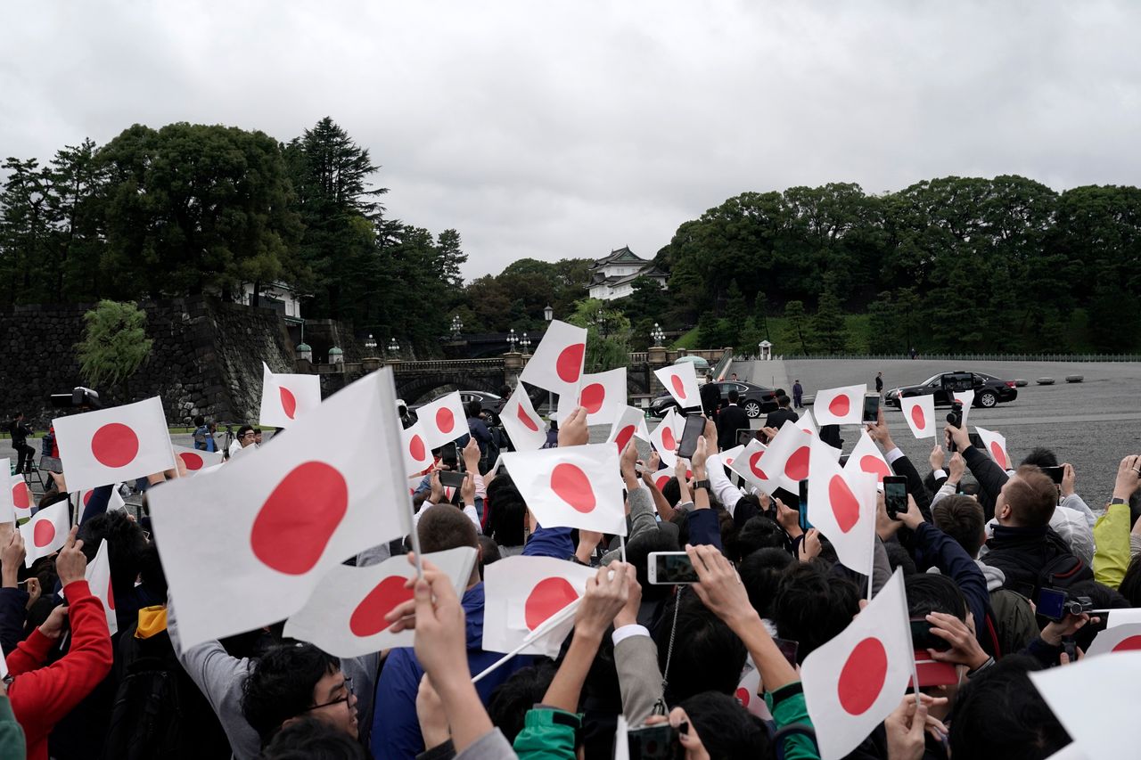 Ιάπωνες πανηγυρίζουν για την ενθρόνιση του Ναρουχίτο έξω από το αυτοκρατορικό παλάτι