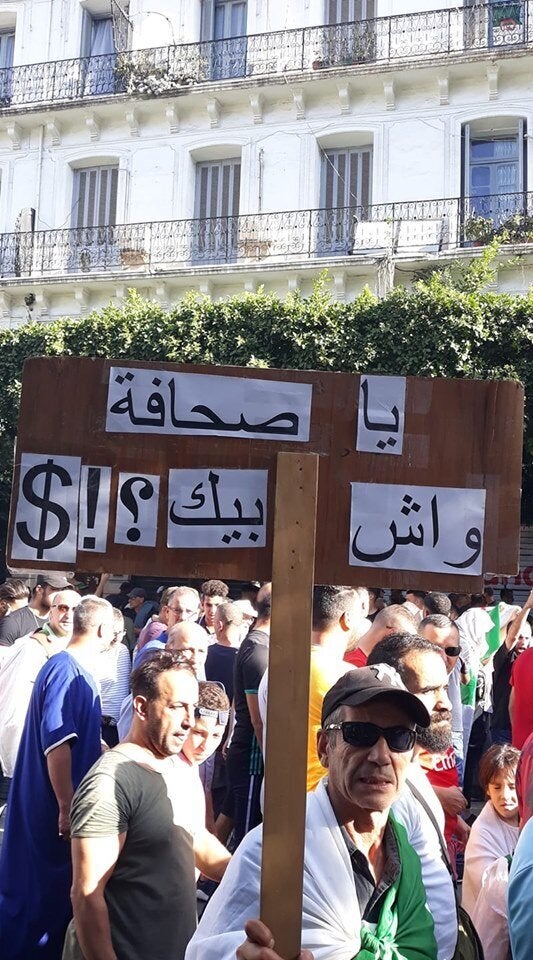 Un citoyen brandit une pancarte sur laquelle il a inscrit