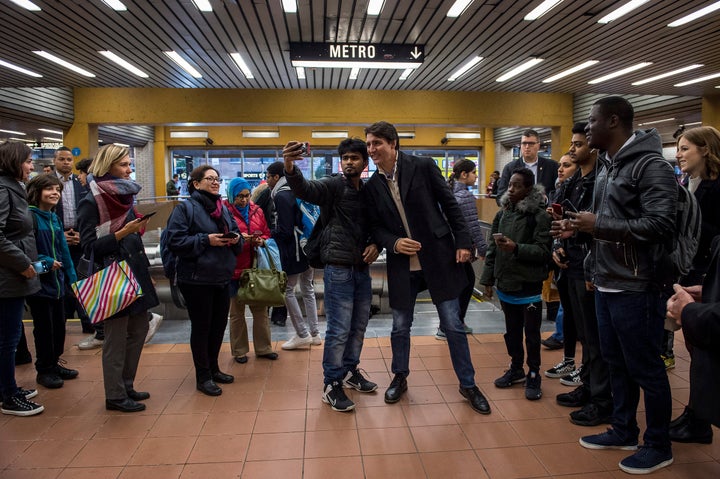 Le premier ministre Justin Trudeau, fraîchement réélu, a pris un bain de foule à la station de métro Jarry, mardi matin, dans sa circonscription de Papineau.