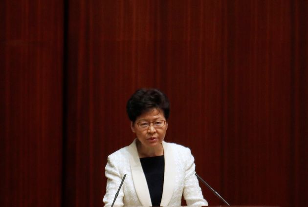 Το Χονγκ Κονγκ αποσύρει και τυπικά το νομοσχέδιο που προκάλεσε τις