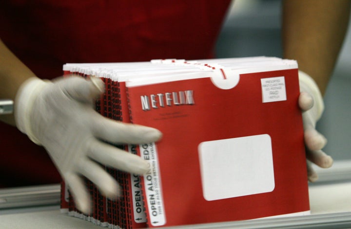 Paulina Khimngan agrupa un grupo de sobres de Netflix. 