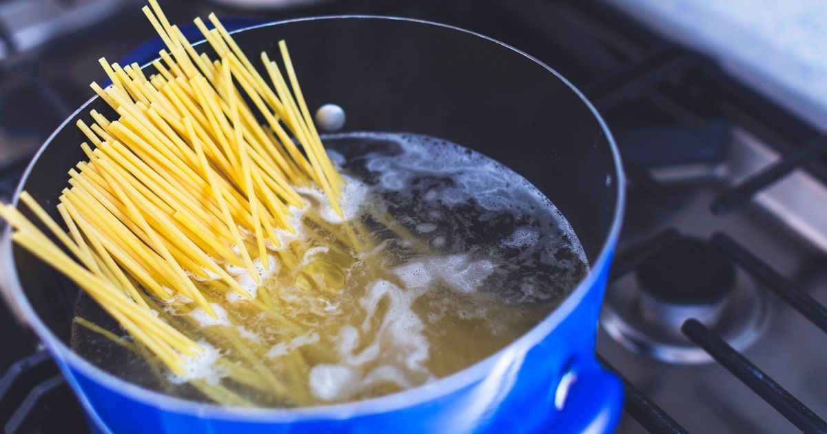 Картошку кидают в кипящую воду. Макароны в кастрюле. Макароны варятся. Кастрюля для спагетти. Отварить спагетти.