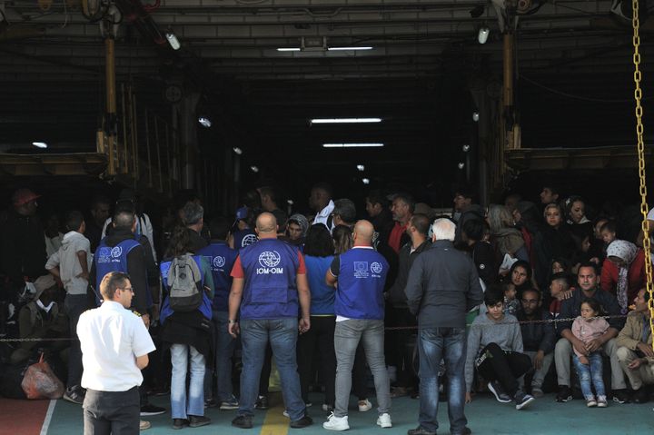 Oικογένειες με παιδιά έτοιμες να αποβιβαστούν στο λιμάνι της Ελευσίνας μετά το ταξίδι από τη Σάμο... Και αυτοί θα μπουν στην ουρά των αιτήσεων για άσυλο.