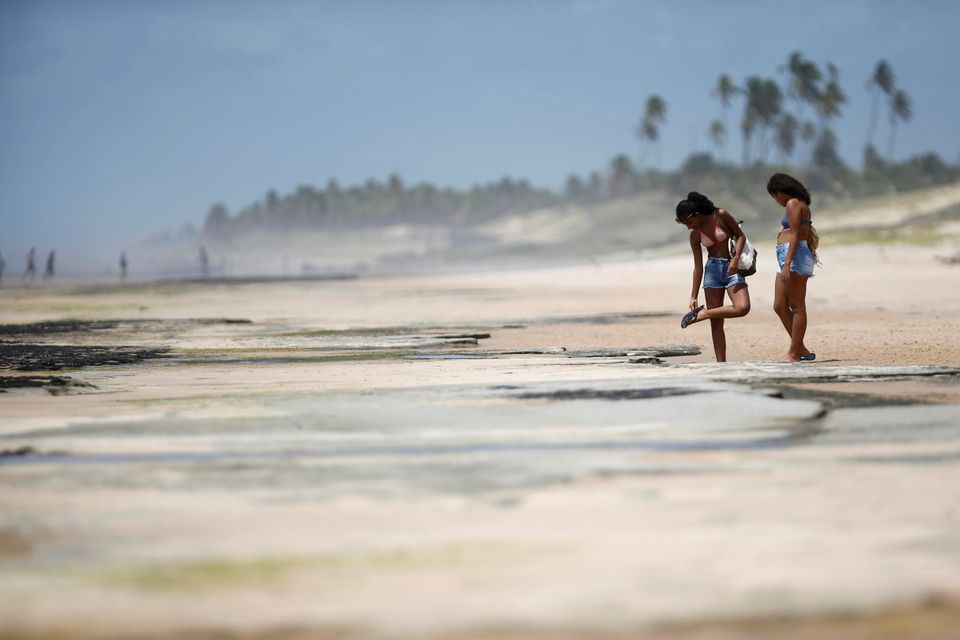 Mais de 200 praias do Nordeste brasileiro foram atingidas pelas manchas de