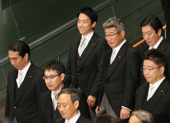 第4次安倍再改造内閣の記念撮影を終え、笑顔を見せる小泉進次郎環境相＝9月11日、首相官邸