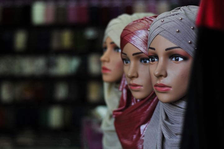 Κούκλες με μαντίλες σε κατάστημα στο Αμμάν. 