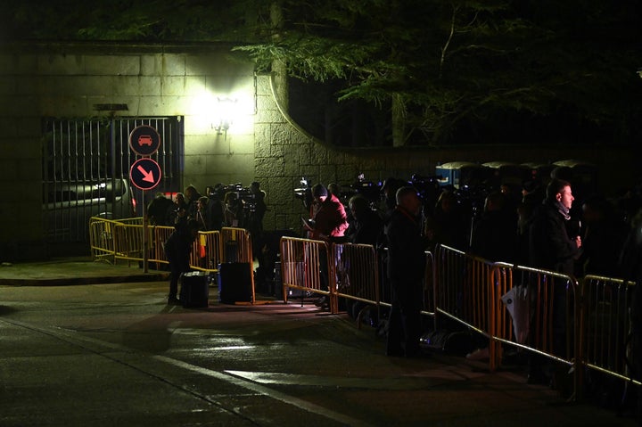 Trabajadores de los medios de comunicación a la espera en la entrada del Valle de los Caídos
