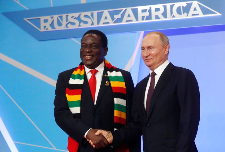 Ο Ρώσος πρόεδρος με τον πρόεδρο της Ζιμπάμπουε στη Σύνοδο Ρωσίας-Αφρικής (23 Οκτωβρίου 2019)