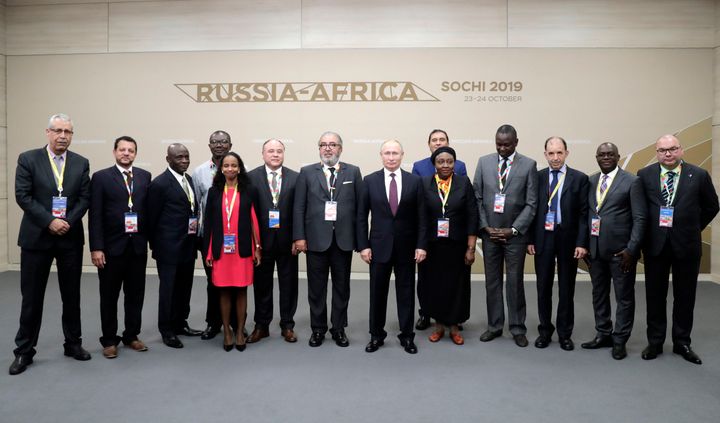 O Πούτιν με αρχηγούς χωρών της αφρικανικής ηπείρου. Οικογενειακή φωτογραφία κατά τη Σύνοδο Ρωσίας-Αφρικής στο Σότσι.