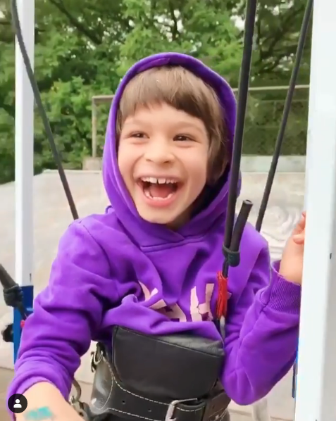 スケボーに乗りたい 夢をかなえた脳性まひの少年 満面の笑みを浮かべる 動画 ハフポスト