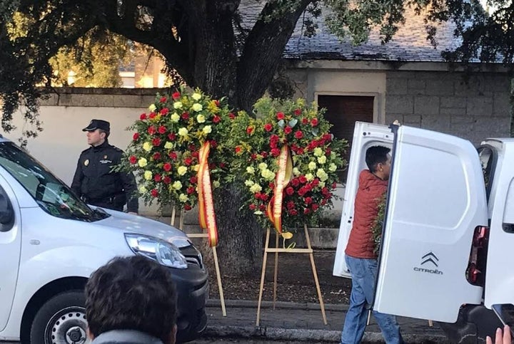 Operarios introducen coronas de flores en el cementerio de Mingorrubio.