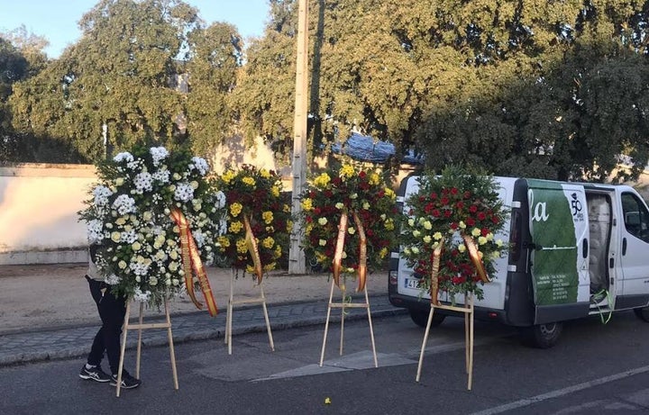 Transporte de las coronas al interior del cementerio de Mingorrubio.
