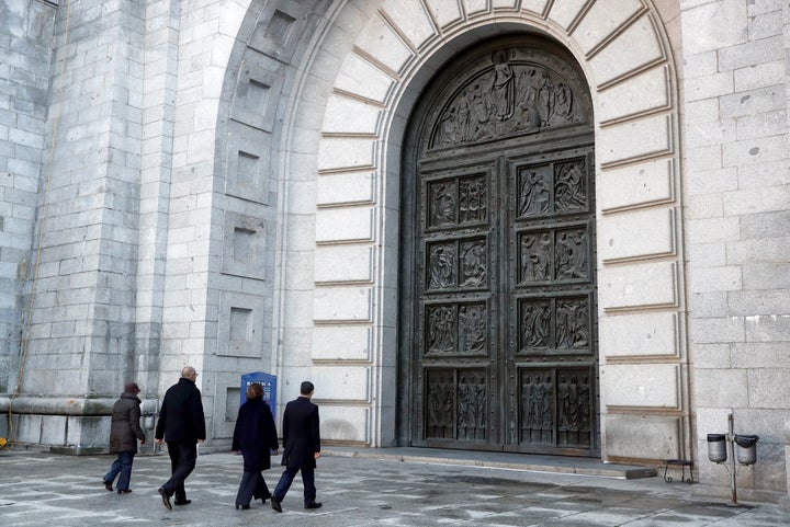 El secretario general de la presidencia del Gobierno, Felix Bolaños (d), la ministra en funciones de Justicia, Dolores Delgado (2d) y el subsecretario del Ministerio de presidencia, Antonio Hidalgo López (3d) a su llegada al Valle de los Caídos