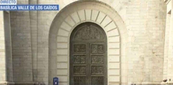 Se cierran las puertas de la basílica.