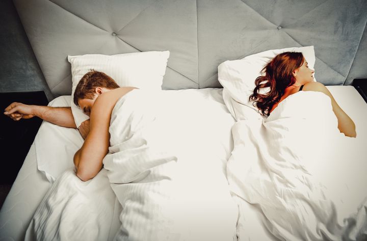 Τι να κάνετε αν ο σύντροφός σας έχει διαφορετικές συνήθειες ύπνου.