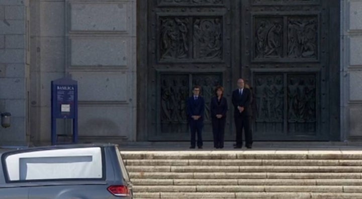 El coche fúnebre que transporta el cuerpo de Franco hasta el helicóptero.