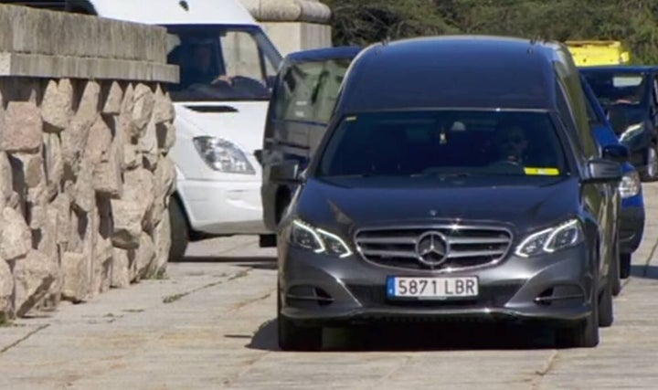 El coche transporta los restos de Franco hacia el helicóptero que los transportará a Mingorrubio.