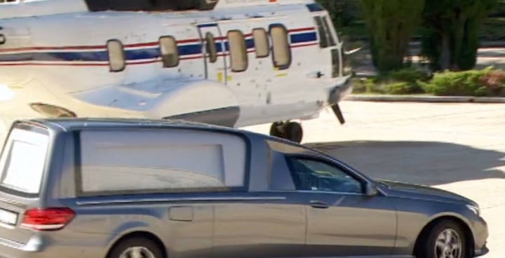 El coche llega hasta el helicóptero.