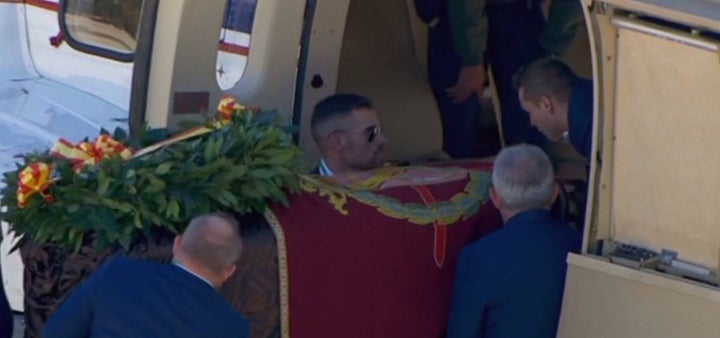 El ataúd entra en el helicóptero.