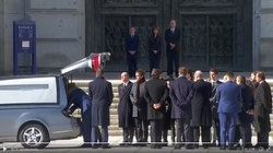 Alberto Garzón, perplejo por lo que se ve al fondo: 