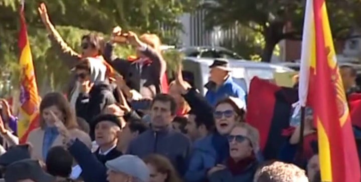 Franquistas reciben los restos del dictador cantando el Cara al Sol.