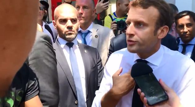 Macron discutant avec des jeunes d'un quartier sensible de Saint-Denis à la