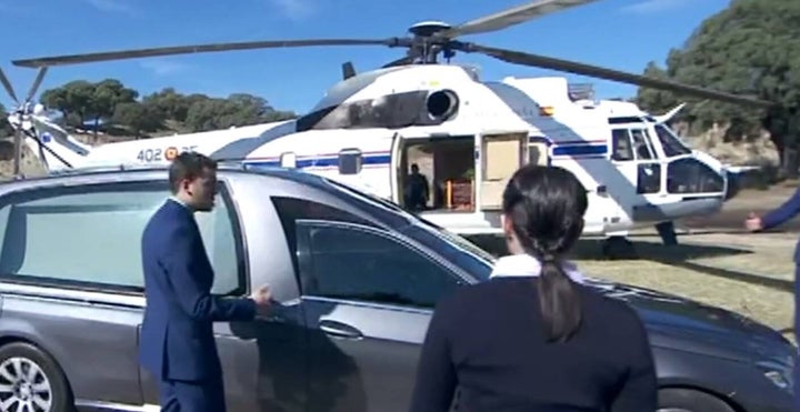 Extraen el ataúd de Franco del helicóptero.