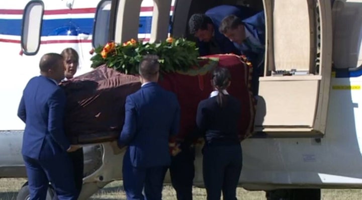 Extraen el ataúd de franco del helicóptero.
