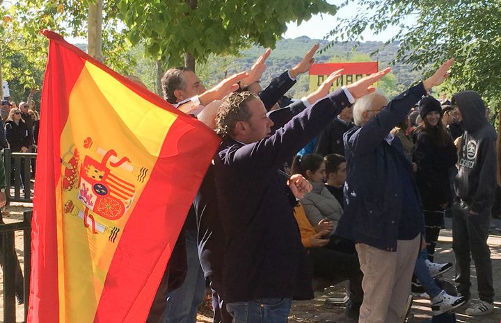 «Νοσταλγοί» του Φράνκο τραγουδούν τον φασιστικό ύμνο "Cara al Sol" (με το πρόσωπο στον ήλιο) υψώνοντας το δεξί τους χέρι σε φασιστικό χαιρετισμό. Παρά την απαγόρευση διαδηλώσεων, 500 «νοσταλγοί» του δικτάτορα συγκεντρώθηκαν για να διαδηλώσουν μπροστά στο κοιμητήριο. «Και οι περισσότεροι από εμάς δεν ήρθαν επειδή φοβούνται την...δικατορική δημοκρατία! Είμαστε πολλοί, πάρα πολλοί», ισχυρίζεται ο 65χρονος Χοσέ - εκ των «νοσταλγών».