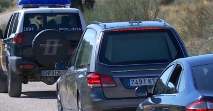 Coche fúnebre con los restos de Franco, camino del cementerio de Mingorrubio