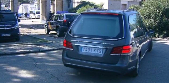 El coche fúnebre con los restos de Franco llegan al cementerio de Mingorrubio.