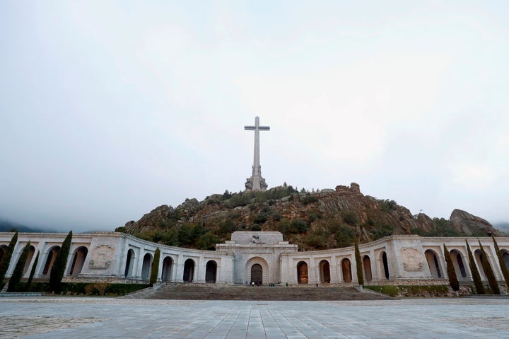 Το επιβλητικό μαυσωλείο, όπου παρέμενε μέχρι σήμερα το λείψανο του δικτάτορα Φράνκο. 