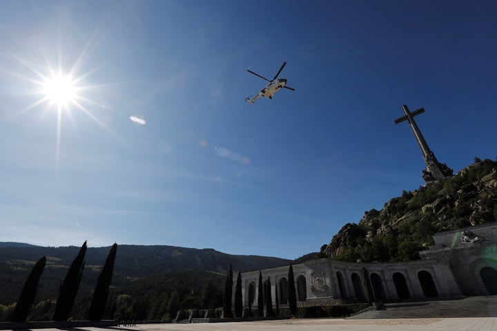 Το ελικόπτερο, που χρησιμοποιήθηκε για τη μεταφορά του λειψάνου μετά την εκταφή, ώστε να καλύψει γρήγορα την απόσταση των 57 χιλιομέτρων μέχρι το κοιμητήριο.