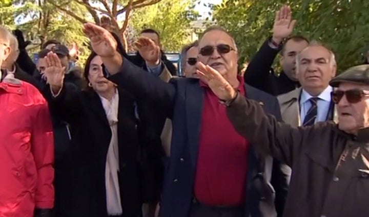 Franquistas despiden brazo en alto a los restos del dictador.