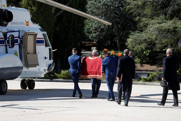 Λίγο πριν φορτωθεί το φέρετρο στο ελικόπτερο...