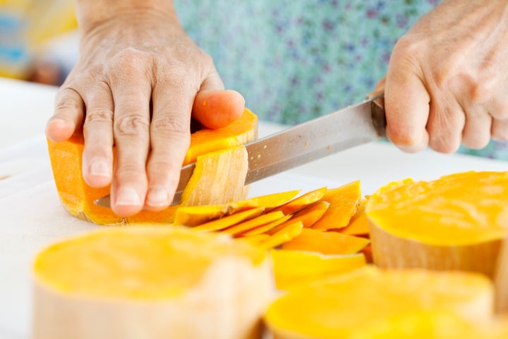 écaillage Femelle Avec Lame Pointue éplucheuse De Légumes éplucheur Jaune  Brut Prolate Butternut Citrouille Sur La Planche à Décou Clips Vidéos -  Vidéo du festival, assiette: 275655951