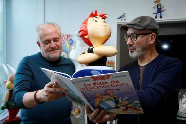 Ο Ζαν Ιβ Φερί και ο Ντιντιέ Κονρά με το νέο τεύχος του Αστερίξ.
