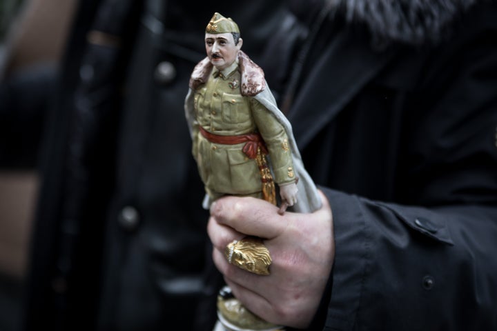 Un señor porta una figura de Franco.