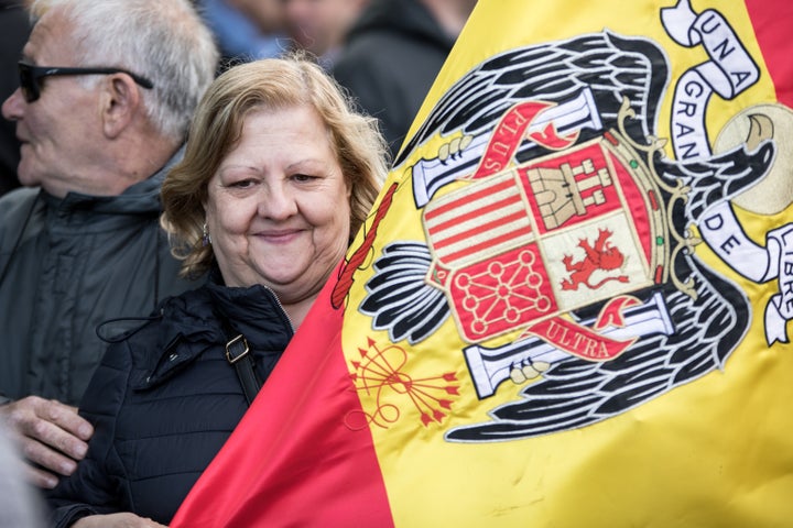 Una señora posa orgullosa con su bandera.